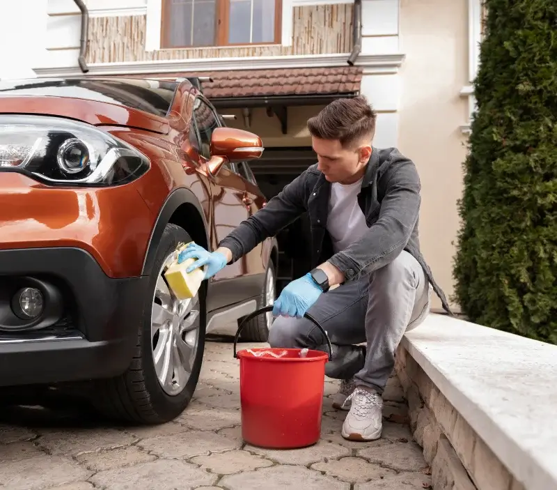 Lavage auto à domicile Saint-Christophe-Vallon : professionnel intervenant sur un véhicule